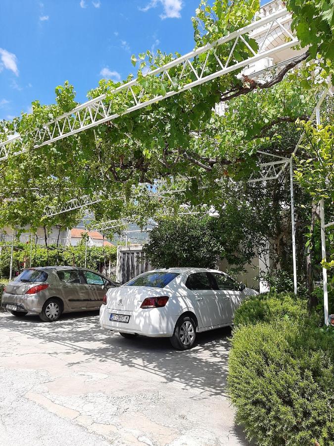 Apartments And Rooms With Parking Space Kastel Stafilic, Kastela - 18673 Exterior photo