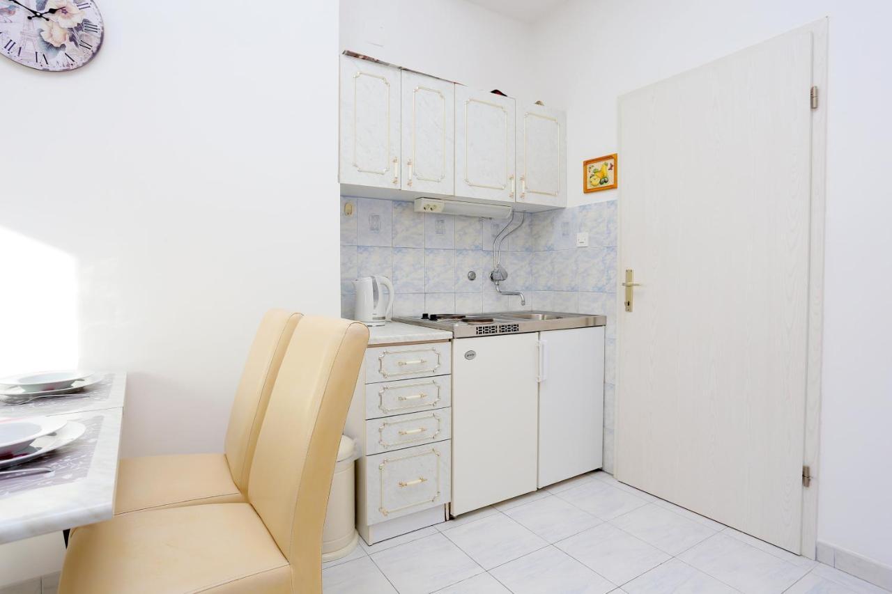 Apartments And Rooms With Parking Space Kastel Stafilic, Kastela - 18673 Exterior photo